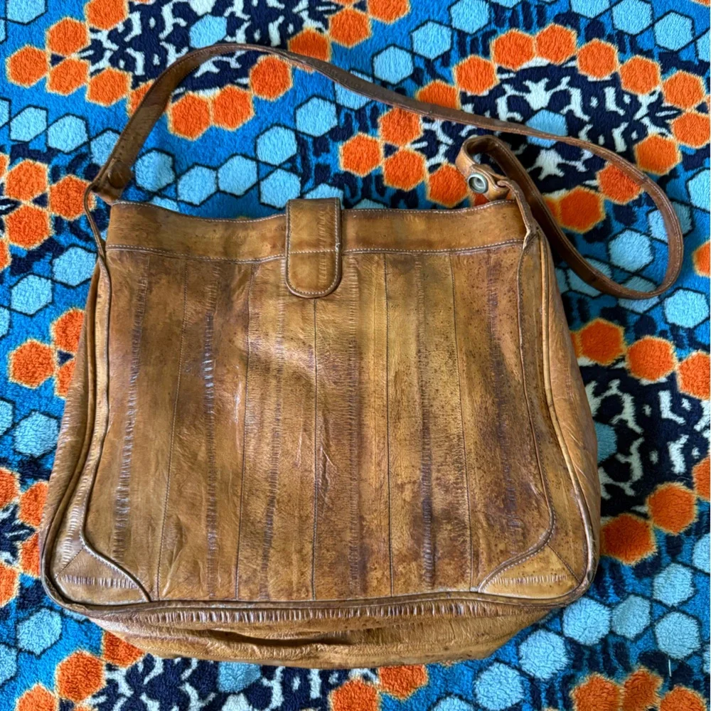 Leather of the Sea Women’s Genuine Vintage Eel Skin Camel shoulder Pocketbook - Picture 2 of 4